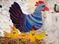 gebasteltes Huhn und zwei Kücken auf Heu